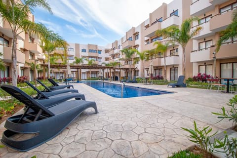 Property building, Patio, Spring, Day, Pool view, Swimming pool, Swimming pool, sunbed