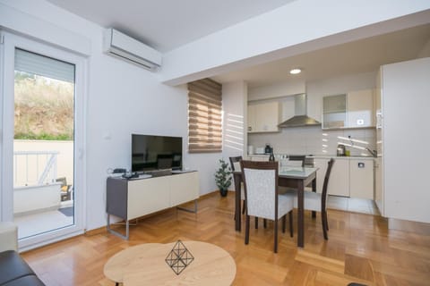TV and multimedia, Kitchen or kitchenette, Seating area, Dining area, air conditioner