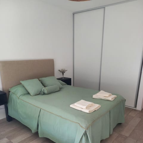 Bed, Bedroom, towels