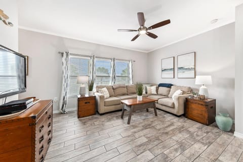 TV and multimedia, Living room, Seating area, fireplace
