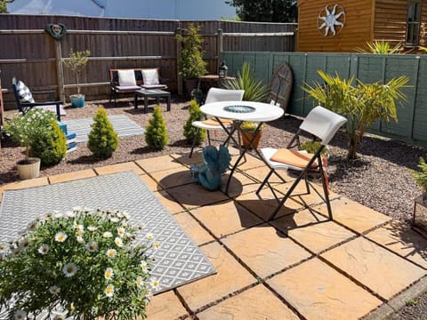 The Sashes - Cozy Apartment - FREE Parking - Ultrafast WIFI - Smart TV - Netflix - sleeps up to 6! Close to Poole Town Center & Sandbanks & Bournemouth Apartment in Poole