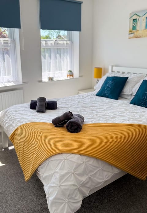 The Sashes - Cozy Apartment - FREE Parking - Ultrafast WIFI - Smart TV - Netflix - sleeps up to 6! Close to Poole Town Center & Sandbanks & Bournemouth Apartment in Poole