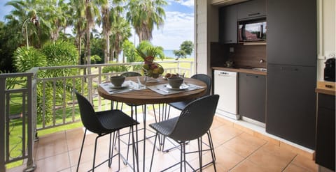 Natural landscape, View (from property/room), Balcony/Terrace, Kitchen or kitchenette, Dining area