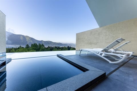 Day, Natural landscape, Bathroom, Mountain view, Pool view, Swimming pool, sunbed