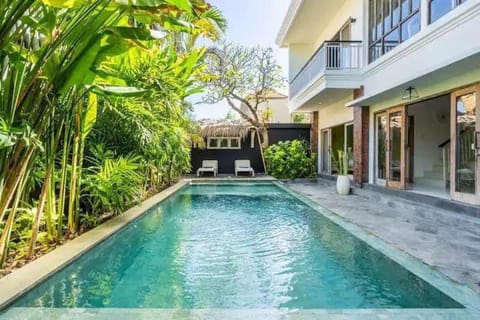 Property building, Day, Garden, Garden view, Pool view, Swimming pool, sunbed