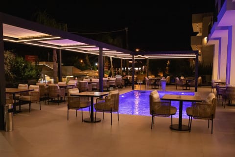 Restaurant/places to eat, Night, Pool view, Swimming pool