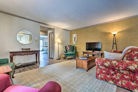 Single-Story Fairfield Bay Condo with Deck! Apartment in Fairfield Bay