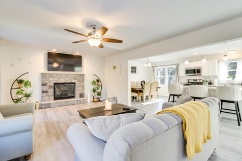 3 Mi to Kalahari Pocono Summit Home with Pool Table House in Coolbaugh Township