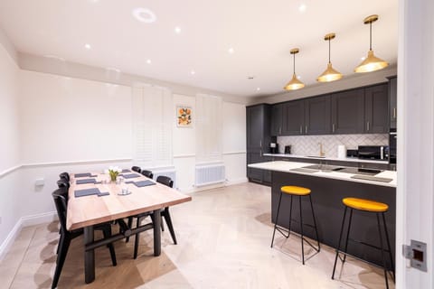 Kitchen or kitchenette, Dining area, stove
