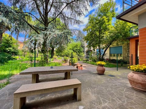 Property building, Day, Natural landscape, Garden, Garden view