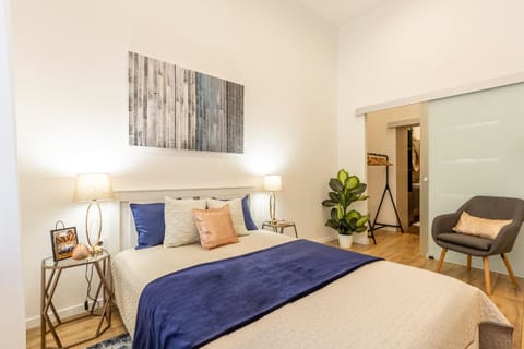 Bed, Living room, Photo of the whole room, Seating area, Bedroom