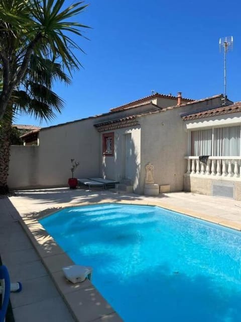 Swimming pool, sunbed