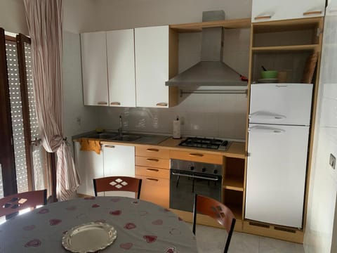 Kitchen or kitchenette, Dining area, oven, stove