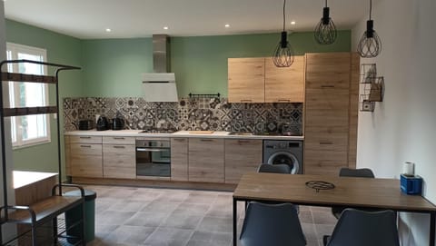 Kitchen or kitchenette, Dining area, dishwasher, minibar, pet friendly, stove, washing machine
