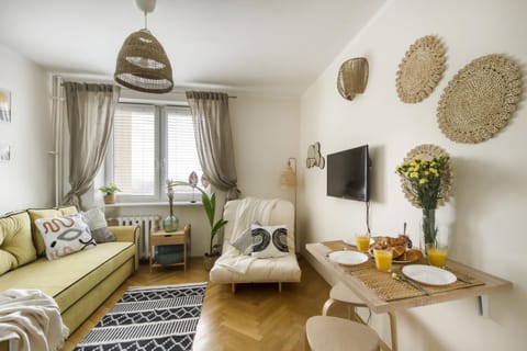Bed, TV and multimedia, Living room, Photo of the whole room, Seating area, Dining area, Bedroom