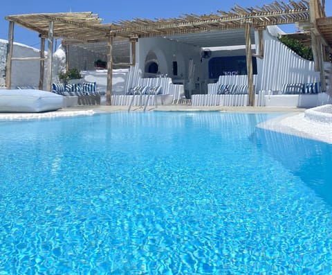 Property building, Day, Pool view, Swimming pool, Swimming pool