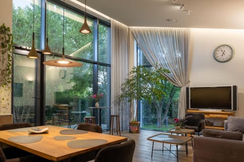 TV and multimedia, Living room, Seating area, Dining area