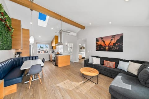 Bed, Living room, Photo of the whole room