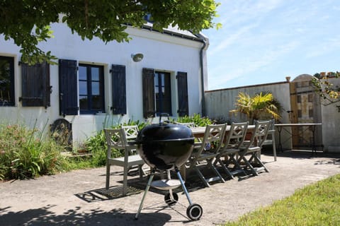 Patio, BBQ facilities, Dining area, Garden view, furniture