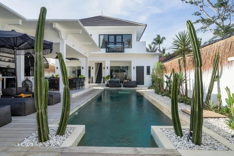 Property building, Day, Garden, Garden view, Pool view, Swimming pool, Swimming pool, sunbed