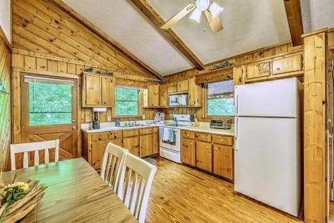 Kitchen or kitchenette, Dining area, minibar, pet friendly, stove
