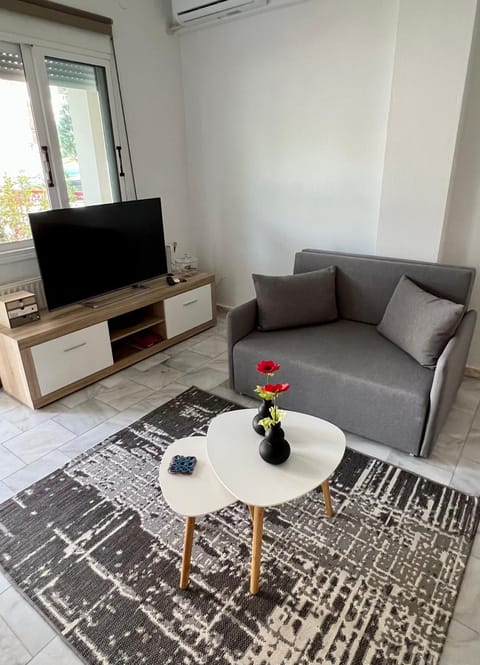 Communal lounge/ TV room, TV and multimedia, Living room, Seating area, Evening entertainment, air conditioner