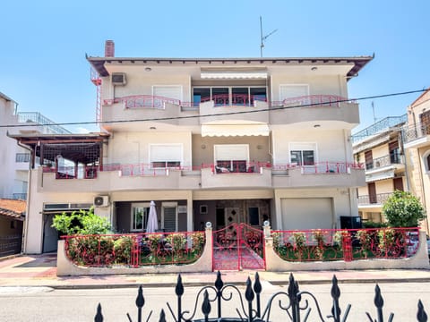 Property building, Facade/entrance, Day, Balcony/Terrace