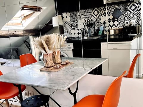 Kitchen or kitchenette, Dining area