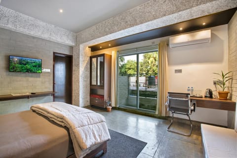 TV and multimedia, Living room, Photo of the whole room, Seating area, Bedroom