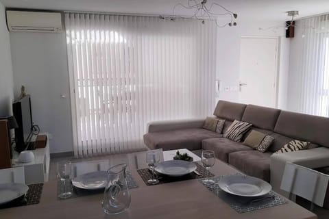 TV and multimedia, Living room, Seating area, Dining area, air conditioner