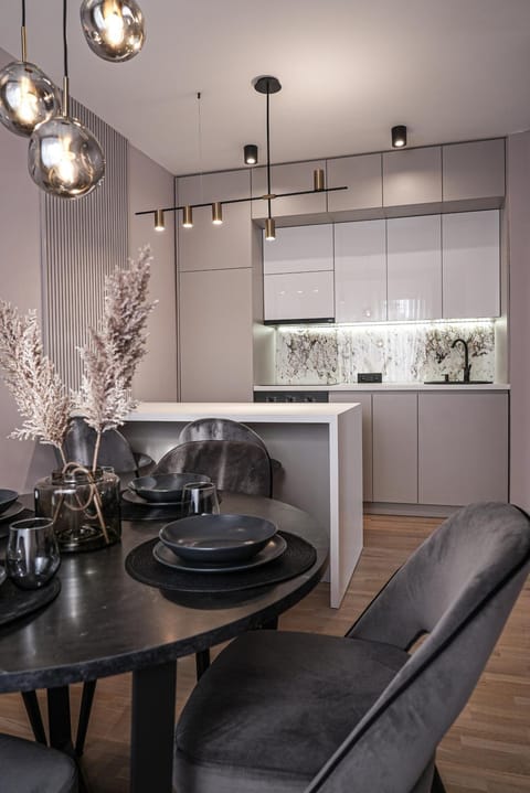 Kitchen or kitchenette, Dining area
