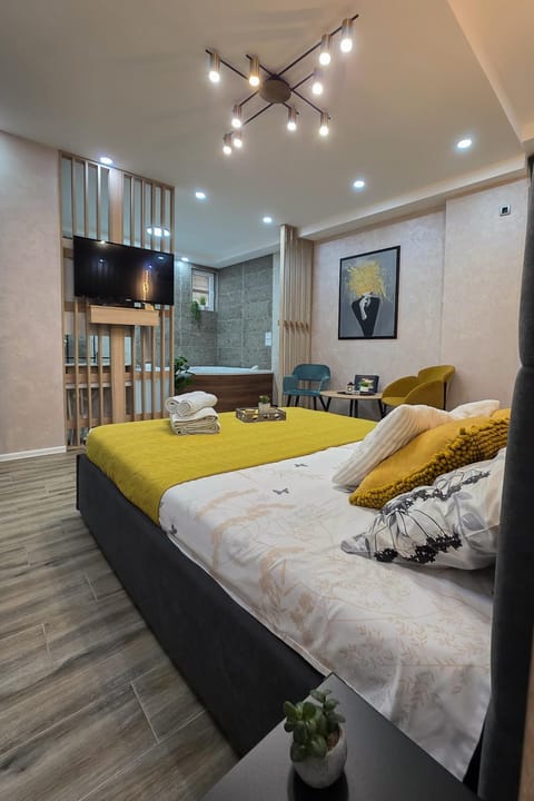 Bed, TV and multimedia, Photo of the whole room, Seating area, Bath