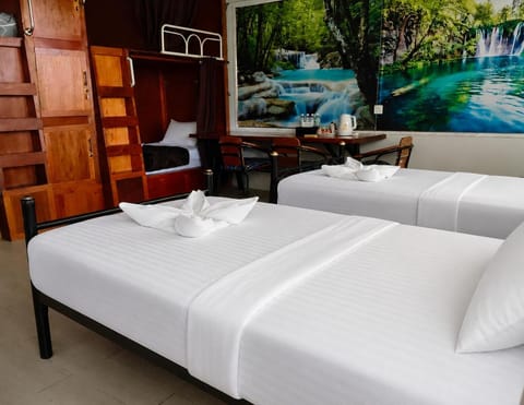 Bed, Photo of the whole room, Seating area, Bedroom