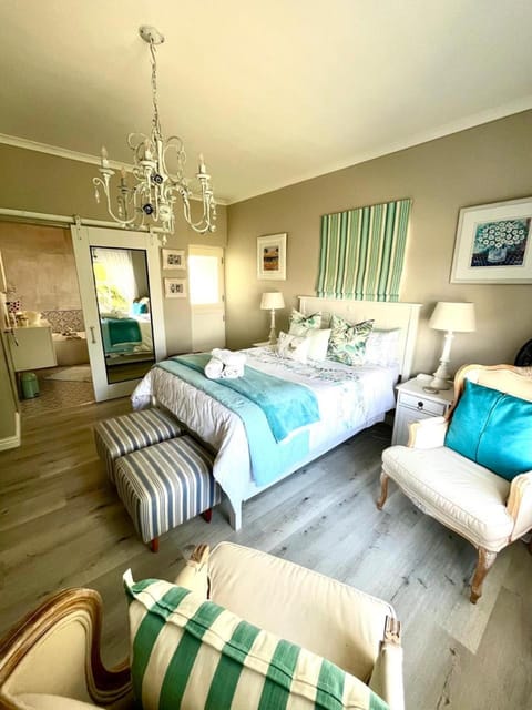 Facade/entrance, Bathroom, Photo of the whole room, Seating area, Bedroom