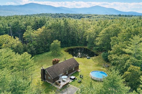 Property building, Spring, Day, Natural landscape, Bird's eye view, BBQ facilities, Hot Tub, Hot Tub, Dining area, Pets, Mountain view, Pool view, Swimming pool, Lunch, fireplace, fireplace, pet friendly, sunbed, laundry, air conditioner, air conditioner