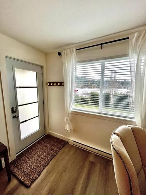 Cozy Lakeview Suite Apartment in Langford