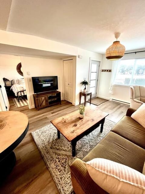 Cozy Lakeview Suite Apartment in Langford