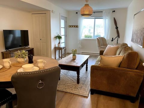 Cozy Lakeview Suite Apartment in Langford