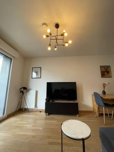 TV and multimedia, Living room, Evening entertainment