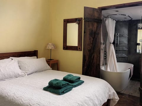 Bed, Bathroom, Bath, towels