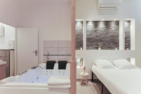 Bed, Hot Tub, Bathroom, Photo of the whole room, Bedroom, towels, air conditioner
