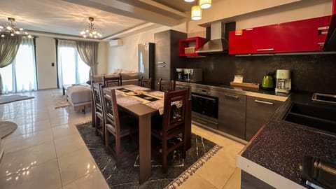 Kitchen or kitchenette, Dining area