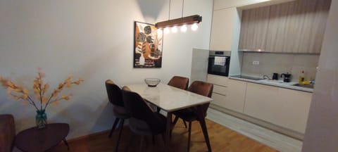 Kitchen or kitchenette, Dining area, pet friendly, stove