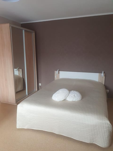 Bed, Bedroom, towels, wardrobe