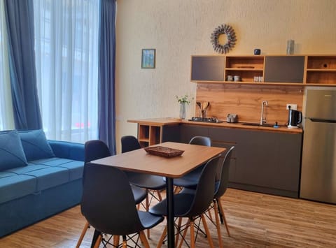 Kitchen or kitchenette, Living room, Seating area, Dining area
