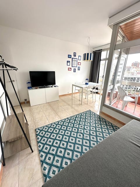 TV and multimedia, Living room, Seating area, Dining area
