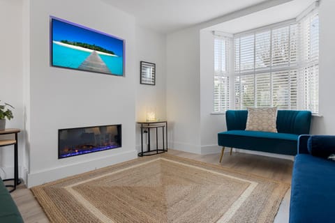 TV and multimedia, Living room, Seating area, flat iron
