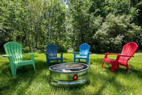 Little Blue Cottage: a wooded getaway near beaches and towns House in Michigan