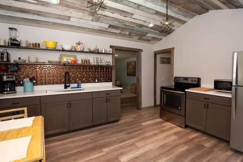 Little Blue Cottage: a wooded getaway near beaches and towns House in Michigan