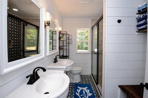 Little Blue Cottage: a wooded getaway near beaches and towns House in Michigan
